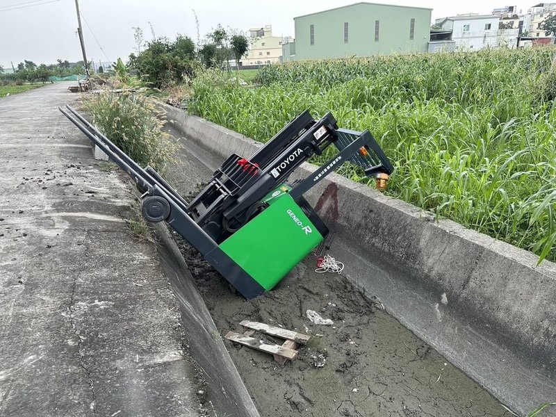 林姓男子19日中午駕駛堆高機行經高雄大寮區至學路時，因不明原因連人帶車摔落排水溝，林男送醫急救，詳細事發原因仍待查。（高市林園警分局提供）中央社記者洪學廣傳真  113年11月19日