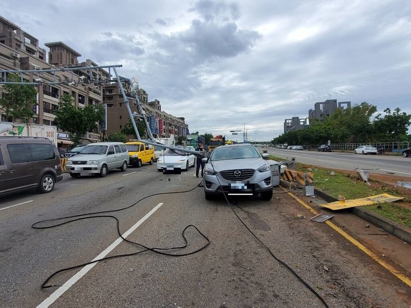 台中市沙鹿區向上路19日發生連環車禍，一輛大貨車疑因煞車失靈，撞毀區間測速門架，倒下的門架波及其他小客車。（民眾提供）中央社記者趙麗妍傳真  113年11月19日