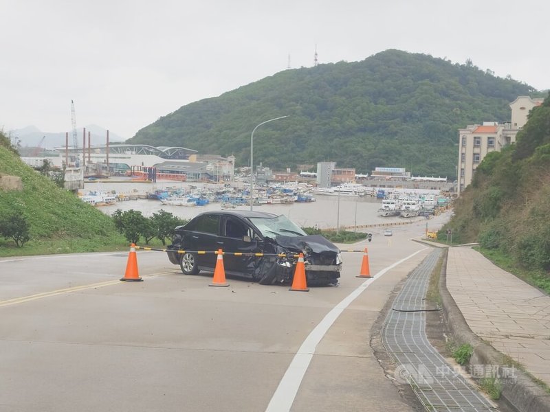 馬祖南竿福沃村蔣公銅像下方道路19日上午發生自小客車與軍用卡車擦撞事故，自小客車車頭毀損。中央社記者潘欣彤攝  113年11月19日