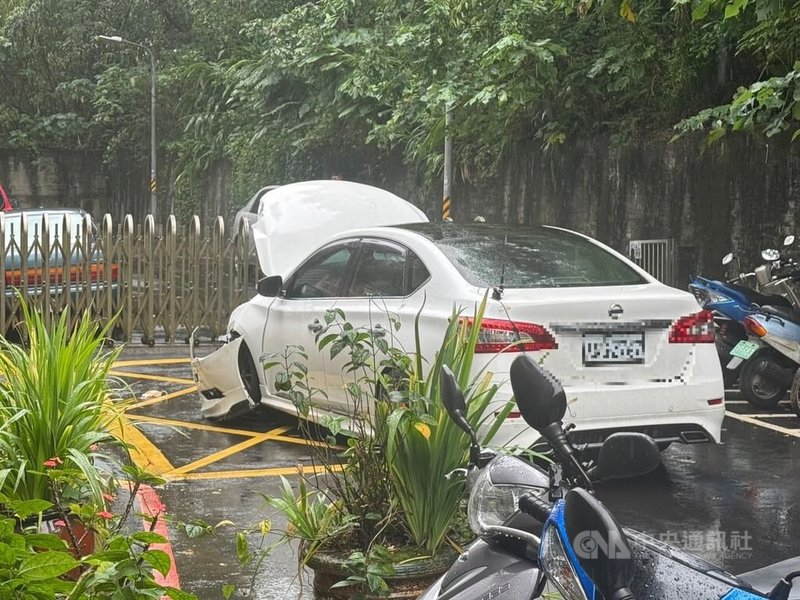 台北市警方19日在內湖區追查詐欺案，因車手拒檢逃逸且意圖開車衝撞警方，李姓員警見情況緊急朝車輪開11槍，逮捕馬來西亞籍車手及孫姓收水手。（翻攝照片）中央社記者黃麗芸傳真 113年11月19日