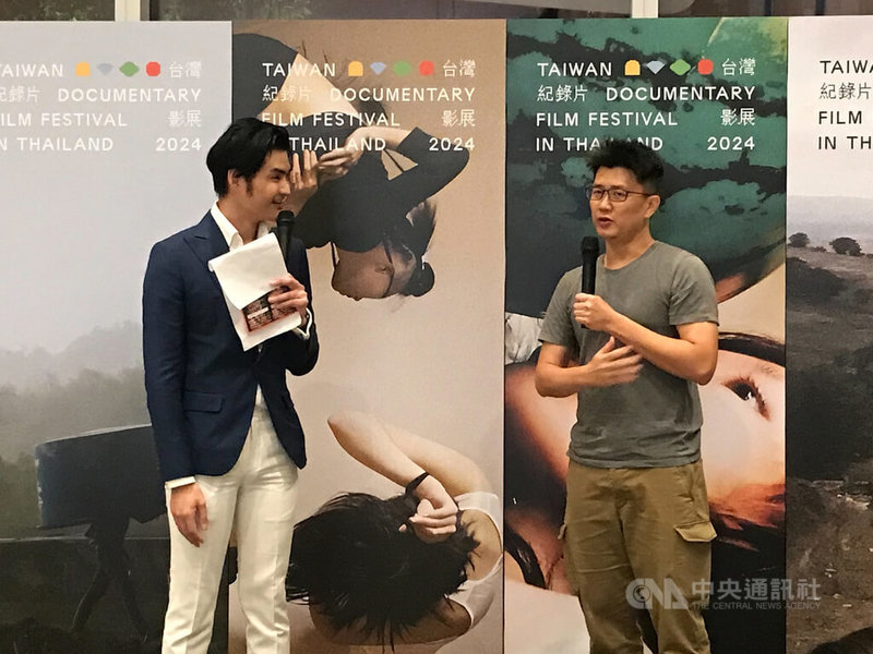 2024泰國台灣影展19日晚間在曼谷House Samyan開幕,影展邀請到電影「不即不離」和「由島至島」的導演廖克發(右)親自到泰國參加映後座談與觀眾互動。中央社記者呂欣憓曼谷攝 113年11月19日