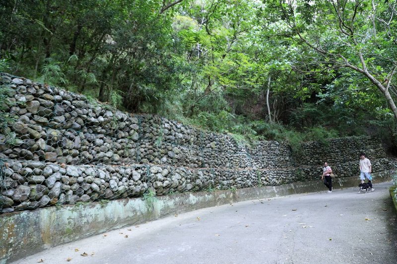 受颱風影響，台中市潭子區新田登山步道邊坡土石崩坍造成設施受損，復建工程含新建掛網護坡、微型樁、石籠等設施進行加固。（中市府提供）中央社記者趙麗妍傳真  113年11月19日