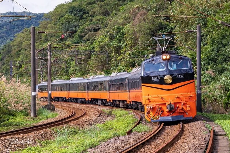 中華郵政公司將首次在火車上設臨時郵局，26日、27日隨鳴日號提供服務，讓民眾享受列車觀光、山海美景的同時，也可透過郵票、郵戳記錄旅程的難忘時刻。（中華郵政提供）中央社記者汪淑芬傳真 113年11月19日