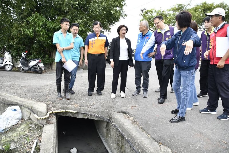 彰化縣溪州鄉聖天宮旁路面高低落差大，且水溝沒護欄，易發生意外，縣長王惠美（左4）19日前往視察，預計12月底完成改善，加裝護欄。（彰化縣政府提供）中央社記者鄭維真傳真  113年11月19日