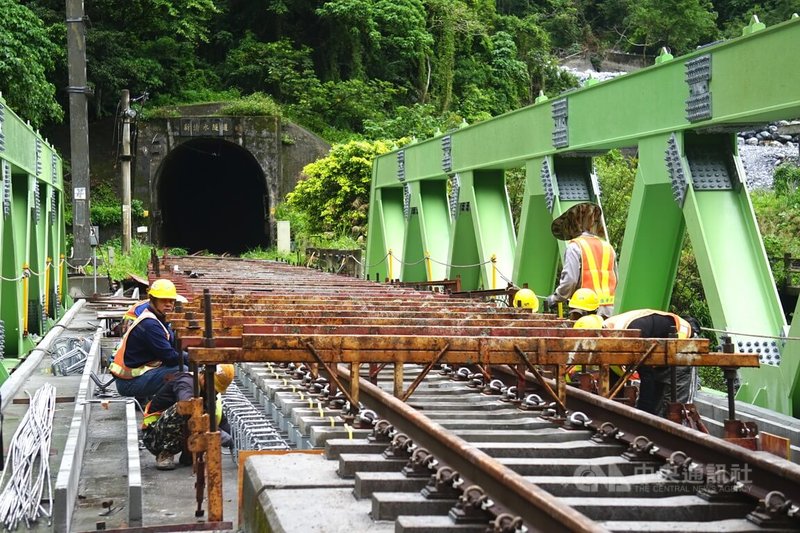 台鐵北迴線小清水溪橋西正線因颱風凱米沖毀，原地改建鋼構橋，工程進度超前，預計12月21日通車。中央社記者張祈攝 113年11月19日