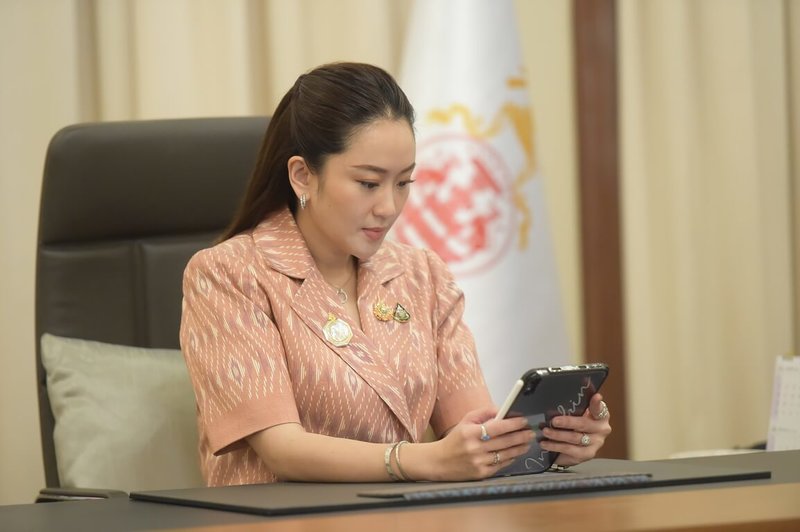 泰國總理貝東塔19日早上在總理府內和美國總統當選人川普通話。（泰國總理府提供）中央社記者呂欣憓曼谷傳真 113年11月19日