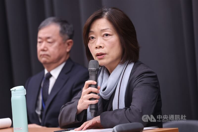 勞動部長何佩珊（右）19日上午在勞動部舉行記者會表示，勞動力發展署北基宜花金馬分署案，分署長謝宜容須負行政責任，調離原機關，降調為非主管職。中央社記者吳家昇攝 113年11月19日