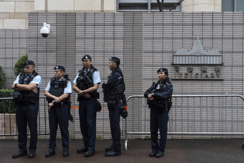 香港泛民主派顛覆國家政權案19日判刑，警方在西九龍裁判法院外戒備。（美聯社）