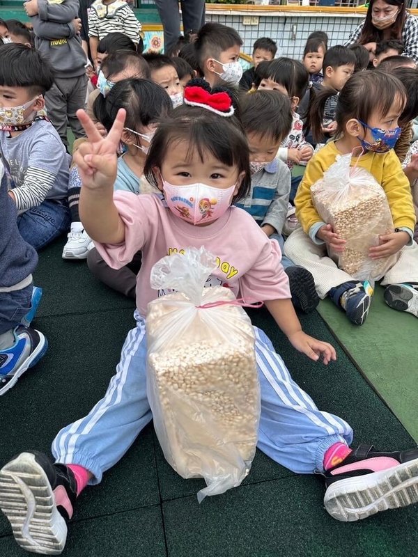 澎湖馬公市立幼兒園19日獲贈300份爆米香作為點心,小朋友興奮品嚐米香,希望讓孩子們從小認識與珍惜家鄉的傳統美味。(馬公市公所提供) 中央社 113年11月19日