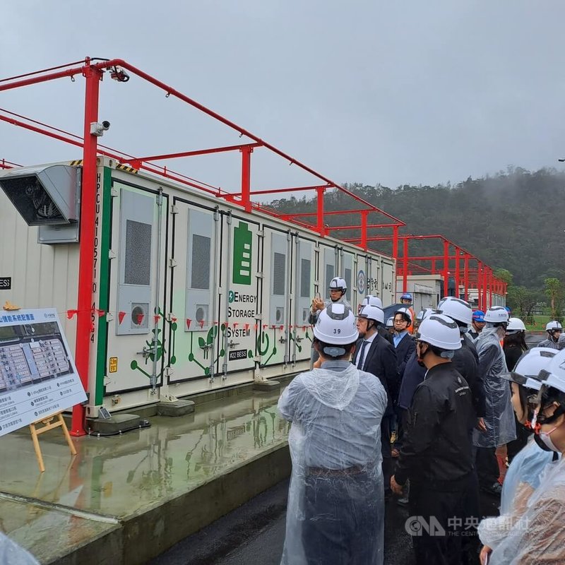 台電冬山超高壓變電所儲能系統20日舉行啟用儀式，台電及建置案場的大同公司人員現場為媒體解說。中央社記者潘智義攝  113年11月20日