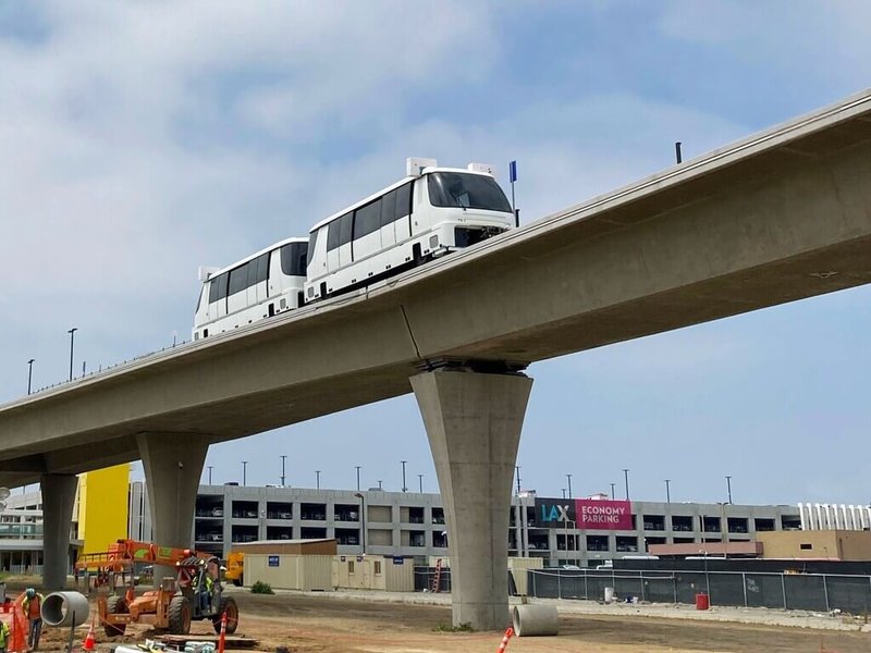 洛杉磯國際機場(LAX)正興建一條3.5公里長的自動化旅客運輸系統,列車展開初步試車,預計2026年1月啟用。(Los Angeles World Airports and LAX Integrated Express Solutions提供)中央社記者林宏翰洛杉磯傳真 113年11月20日