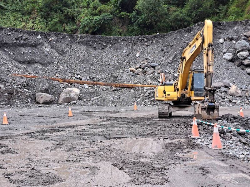 台20線南橫公路受颱風影響，路段局部坍方、路基流失致交通受阻，公路局南區養護工程分局甲仙工務段預計22日完成明霸克露橋河床便道加固保護，當日上午7時將開放梅山口至埡口平台路段恢復一般管制通行。（甲仙工務段提供）中央社記者張已亷傳真  113年11月20日