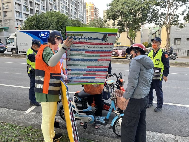 微型電動二輪車簡便輕巧受歡迎，台中市警察局20日提醒，30日起將納管需掛牌上路，未掛牌上路者將開罰，員警近日在路邊加強宣導。（警方提供）中央社記者郝雪卿傳真  113年11月20日