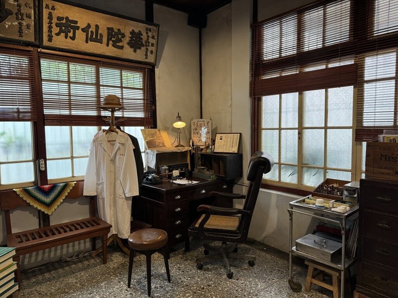清木外科診所2016年所改為清木屋咖啡,屋主積極投入「歷史老屋修繕」與「醫療文物保存」,讓民眾更了解早期醫療史,也免費開放「醫療文物室」(圖)供民眾參訪。(嘉義縣政府提供)中央社記者蔡智明傳真 113年11月20日