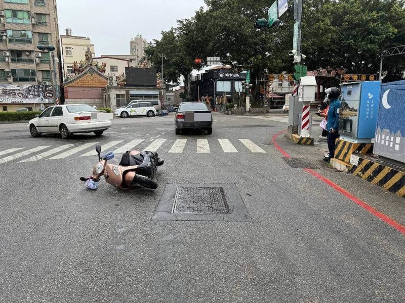 金門陳姓女子20日上午駕駛自小客車，沿光前路行駛至民權路口時，疑似恍神追撞同向停等紅燈機車，金門警方表示，雙方均無酒駕，確切肇事原因釐清中。（金門縣警察局提供）中央社記者吳玟嶸傳真  113年11月20日