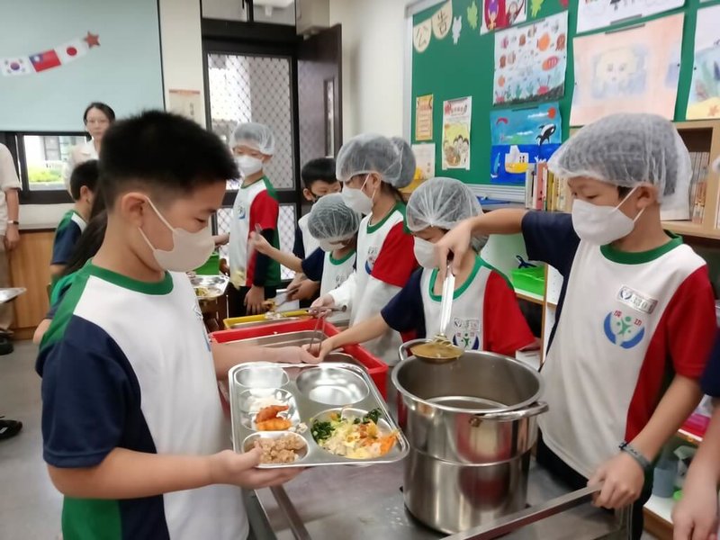 台中市成功國小表示，日前申請大享食育協會辦理的台日韓午餐食譜交換及供餐計畫，獲得錄取後，即和韓國學校進行午餐交流，學生將菜餚盛裝在韓國直送的不鏽鋼餐盤內，感受異國飲食文化。（成功國小提供）中央社記者趙麗妍傳真  113年11月20日