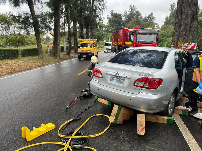 金門1輛自小客車20日下午在金寧鄉環島北路自撞路樹，劉姓女駕駛意識清楚但頭部外傷鮮血直流，腿部卡在駕駛座；消防人員獲報到場後順利將劉女救出，並送往金門醫院接受治療。（金門縣消防局提供）中央社記者吳玟嶸傳真  113年11月20日