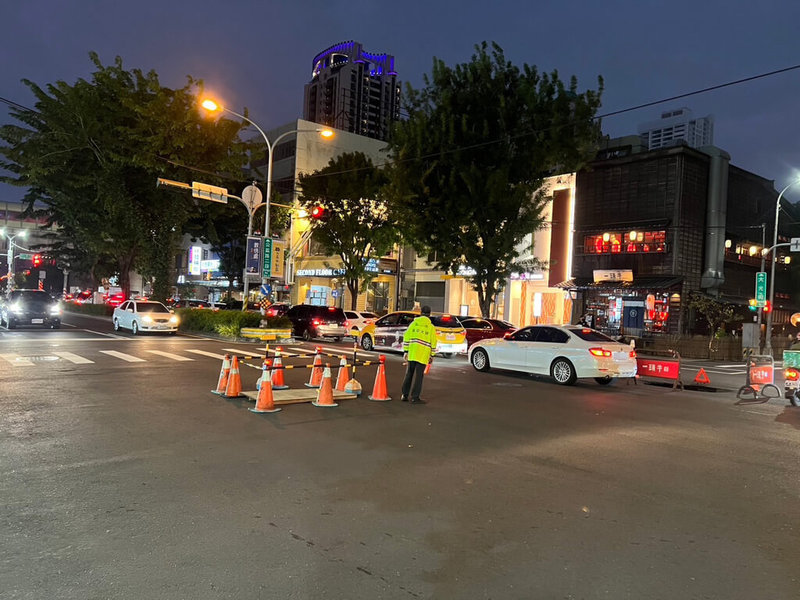 台中市警察局第四分局20日下午獲報，指南屯區公益路與大光街口有坑洞，隨即派員於路面2處塌陷前方擺設交通錐與警示燈，並實施交管疏導。（民眾提供）中央社記者郝雪卿傳真  113年11月20日