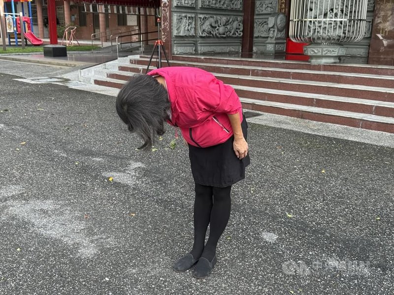 花蓮縣新城鄉某幼兒園賴姓教保員被民眾拍下，不耐煩地拉扯幼童排隊，影片在網路引起討論。吳姓幼兒園長20日出面鞠躬道歉，說明事件發生經過，坦承教保員「動作不應該」，已向家長一一致歉，會連帶記過處分。中央社記者張祈攝  113年11月20日