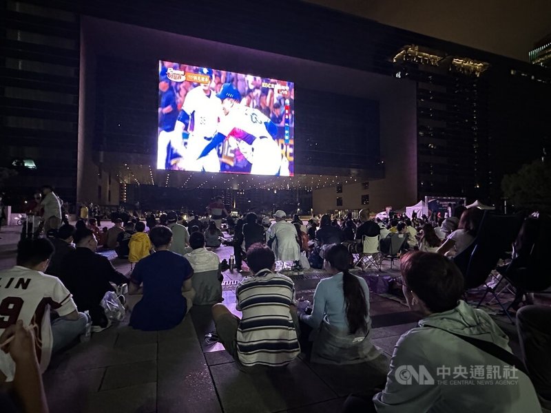 世界12強棒球賽台灣隊闖入東京複賽，台中市政府23日、24日將在府前廣場辦理賽事直播，邀市民到場觀看、熱血應援。中央社記者趙麗妍攝  113年11月20日