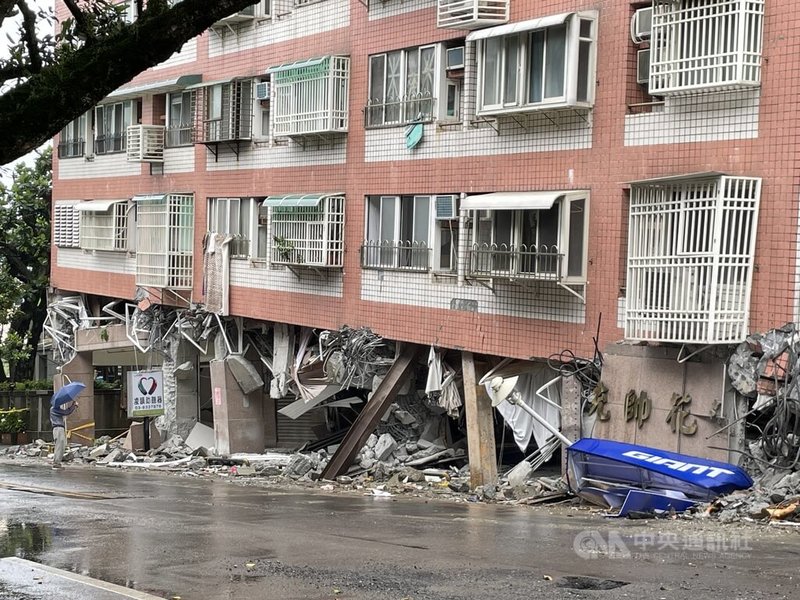 0403強震造成花蓮90件建築紅單，縣府指出，行政院18日核定紅單受災戶重建補助方案，比例達興建成本85%，每坪最高補助新台幣15.3萬元，符合條件共12處建築物，戶數總計393戶。圖為統帥大樓，現已拆除。中央社記者張祈攝  113年11月20日