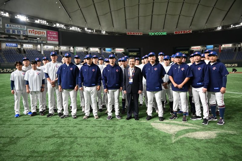 世界12強棒球賽複賽明天東京巨蛋登場,台灣隊20日下午在東京巨蛋簡單練習,駐日代表李逸洋(前右5)到場探班打氣。(駐日代表處提供)中央社記者楊明珠東京傳真 113年11月20日