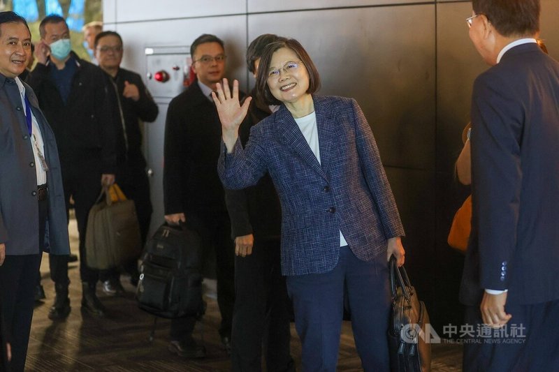前總統蔡英文(右2)20日晚間從桃園國際機場啟程赴加拿大,應「哈利法克斯國際安全論壇」邀請,將參與2024HISF年會並發表專題演說;蔡英文登機前向媒體揮手致意,並未發表談話。中央社記者吳睿騏桃園機場攝 113年11月20日