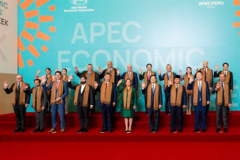 2024亞太經濟合作會議（APEC）年會秘魯時間16日進入尾聲，台灣領袖代表林信義（後排右4）與其他經濟體領袖代表合影。（APEC台灣代表團提供）中央社記者翁睿坤利馬傳真 113年11月17日