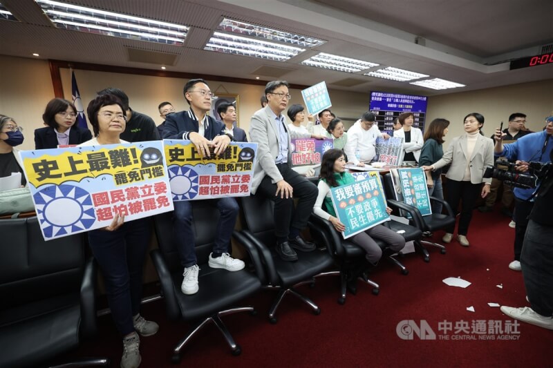 民進黨立法院黨團發出甲級動員,全數立委拂曉出擊,在會議室嚴正以待。中央社記者趙世勳攝 113年11月20日