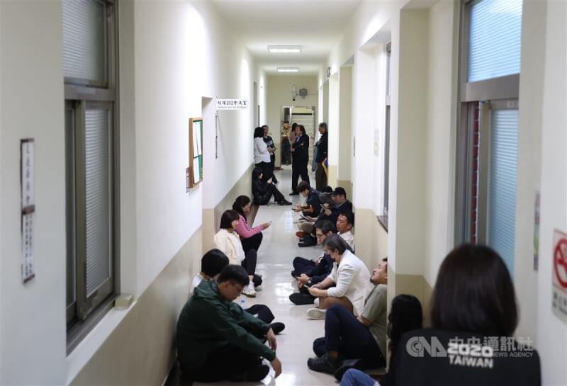 民進黨立法院黨團發出甲級動員,一早就在會議室外集結。中央社記者趙世勳攝 113年11月20日