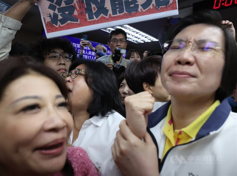 輪值召委、國民黨立委徐欣瑩(右)與民進黨立委林楚茵(左)等人爆發推擠衝突。中央社記者趙世勳攝 113年11月20日