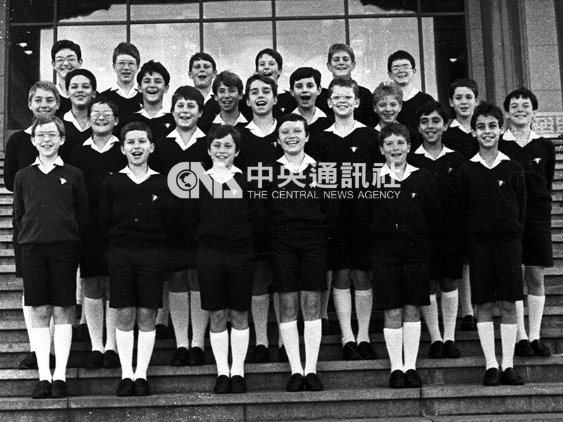 巴黎木十字架兒童合唱團在台北國家音樂廳前歡笑合影。中央社 77年11月21日