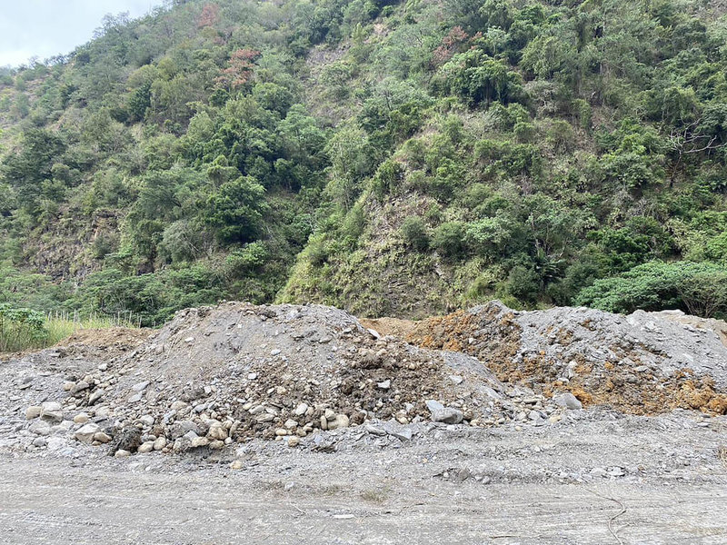 南投埔里眉溪周邊國有地遭違法傾倒土方，縣府環保局等單位20日到場，初估堆置逾4萬立方公尺，評估為廢土與營建剩餘土石方，夾雜廢棄物，將持續追查。（南投縣政府提供）中央社記者鄭維真傳真  113年11月21日