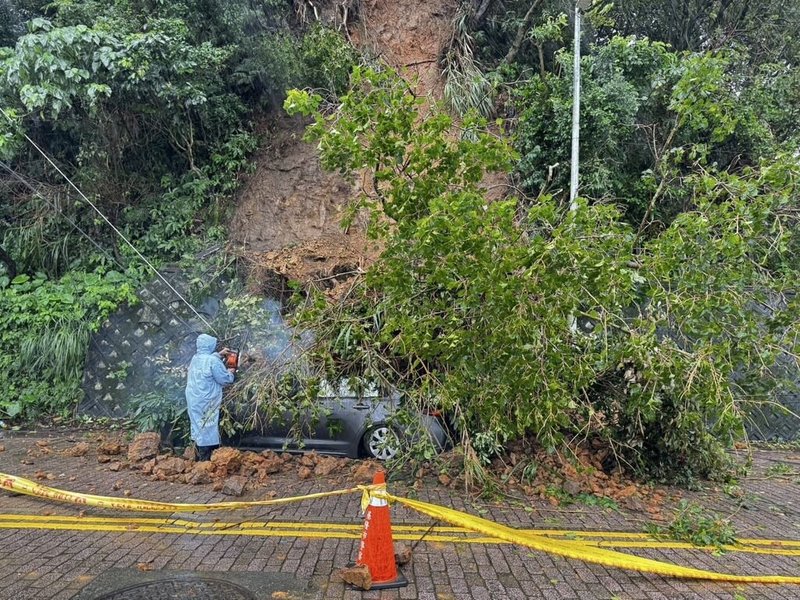 基隆市中正區正濱路116巷道路21日疑因連日下雨導致邊坡坍方，一輛轎車遭掩埋、影響通行，所幸車內無人。區公所獲報通知車主儘速移車，並進行土石清除作業。（中正區公所提供）中央社記者沈如峰基隆傳真  113年11月21日