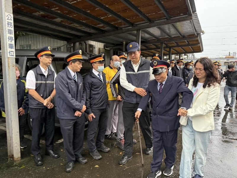 台鐵林姓機車長被發現猝死駕駛室，遺體21日由台鐵專列送回宜蘭家鄉。林姓機車長的父親（前右2）也是台鐵退休人員，親自到宜蘭車站迎接林姓機車長回家，並強忍悲痛表示「以兒子為榮」。（讀者提供）中央社記者沈如峰宜蘭縣傳真  113年11月21日