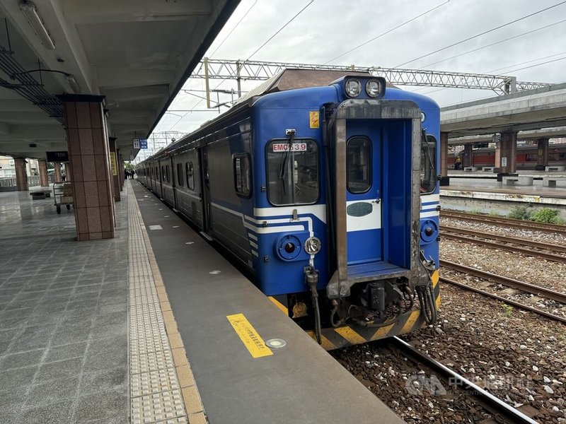 台鐵林姓機車長20日被發現猝死在列車駕駛室，送醫不治。台鐵21日下午安排專列，由同事護送機車長遺體回宜蘭。中央社記者張祈攝  113年11月21日