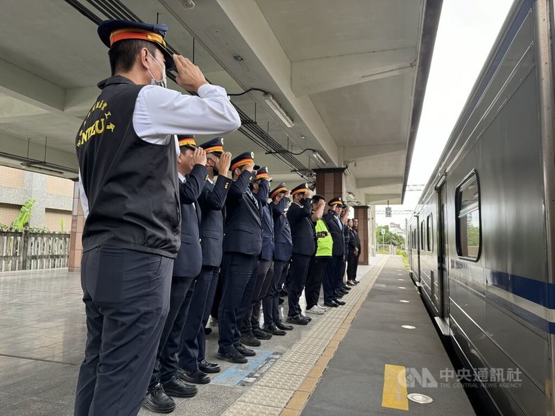 台鐵林姓機車長20日被發現猝死駕駛室,檢警相驗後初步確認為心血管疾病發作導致心因性休克;台鐵21日下午安排專列將林員遺體送回宜蘭,台鐵機務段人員、台鐵全國火車駕駛產業工會,列隊行舉手禮目送。中央社記者張祈攝 113年11月21日