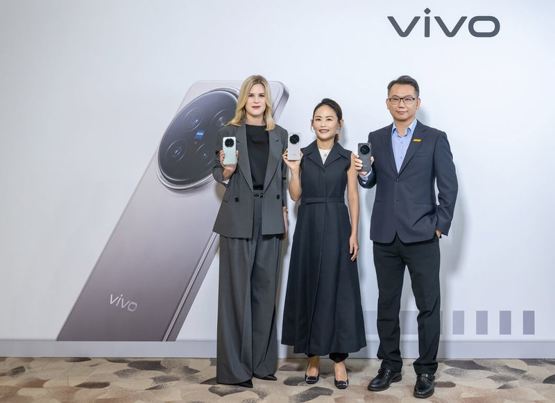 手機品牌大廠vivo在台21日舉行vivo X200旗艦系列發布會，該系列將搭載聯發科技天璣9400處理器，vivo台灣總經理陳怡婷（右2）與聯發科技資深副總經理徐敬全（右1）共同出席。（vivo提供）中央社記者江明晏傳真 113年11月21日