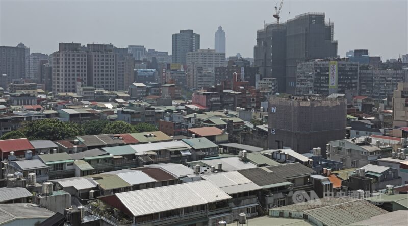 圖為從高處遠眺台北市中山區民宅一景。（中央社檔案照片）