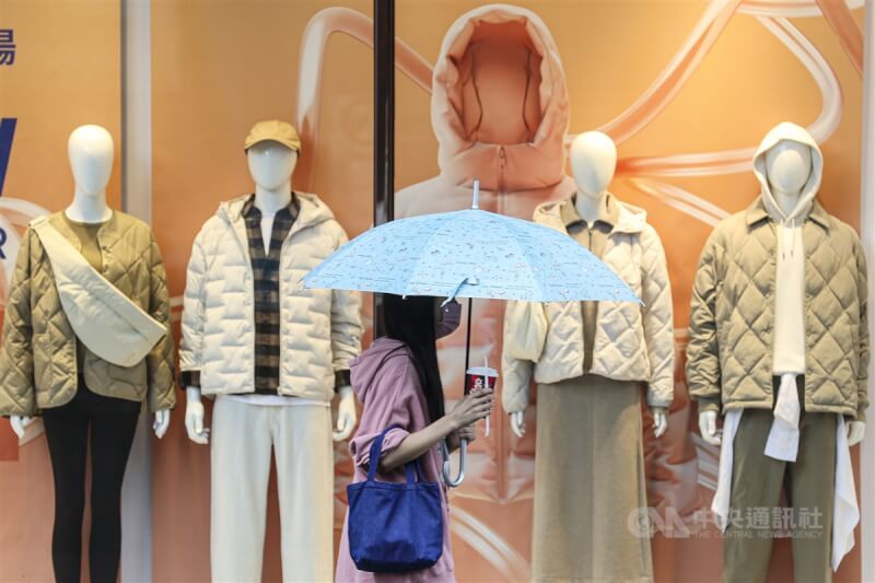 台北市文山區民眾撐傘在雨中通勤。（中央社檔案照片）