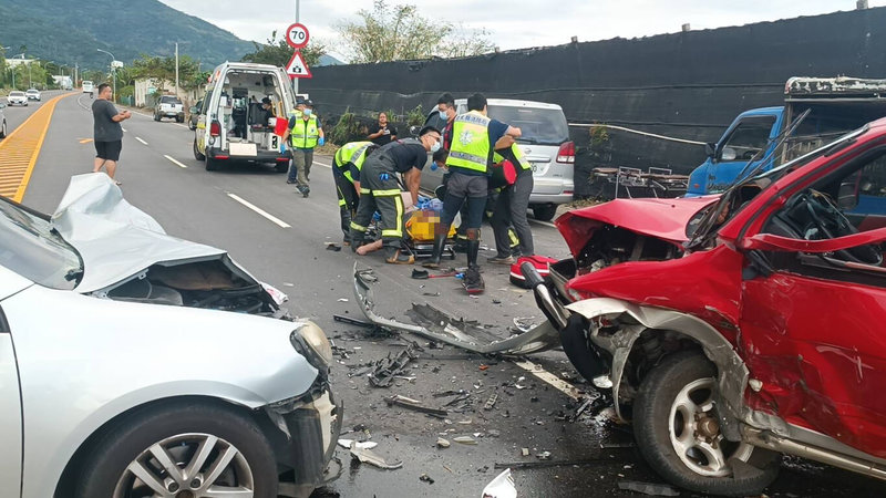 台東市青海路21日下午發生嚴重車禍，一輛紅色吉普車原行駛在外車道，後來偏入內車道，更越過黃線到對向車道並撞上對向來車，接著回彈再撞上後方來車，吉普車駕駛彈出車外，救護人員到場時已無生命跡象、送醫不治。（民眾提供）中央社記者盧太城台東傳真  113年11月21日