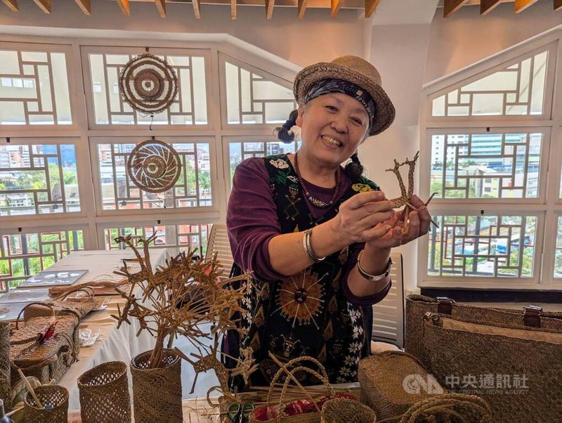 藺草編織工藝家鄭梅玉（圖）原是生物老師，但在志工課程中認識藺編，自此產生興趣，她將於韓國「2024工藝潮流展—台灣館」現場示範藺編工藝。中央社記者王寶兒攝  113年11月22日