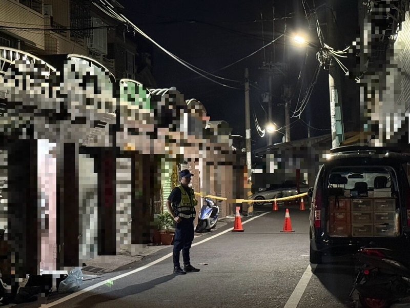 高雄市湖內一處民宅22日發生槍擊案，林姓男子帶周姓男子、林姓女子前往蘇姓男子住處疑為討債，但賴姓男子突然到場闖入涉嫌開槍，造成周男、蘇男中槍，其中蘇男被宣告不治。警方獲報到場拉起封鎖線，詳細案情仍待進一步調查釐清。（高市湖內警分局提供）中央社記者洪學廣傳真  113年11月22日