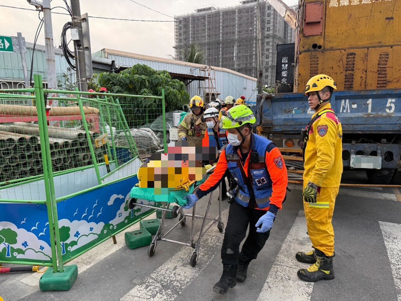 台南市仁德區保華路、崇德路口污水下水道系統第2期工地22日疑地基下陷，造成守夜的53歲夏姓男子被傾倒機具壓住，救出時已命危，送醫急救。（台南市消防局提供）中央社記者張榮祥台南傳真  113年11月22日