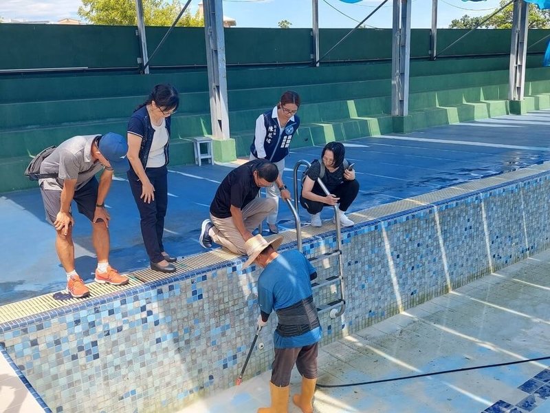 台東高中因泳池底部石灰質沉澱容易割傷腳，學校要求學生穿襪子上游泳課，國民黨立委黃建賓指出，經持續爭取，教育部宣布核定新台幣1000萬經費，全額補助台東高中游泳池改善。（黃建賓國會辦公室提供）中央社記者張祈傳真  113年11月22日