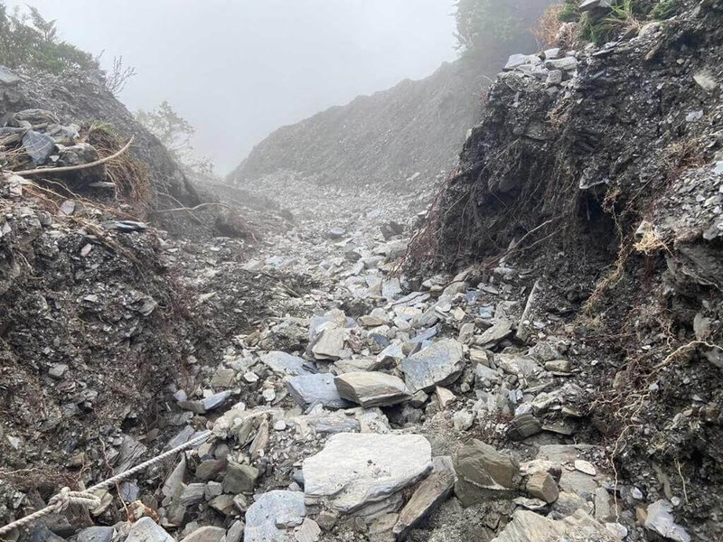 太魯閣國家公園因接連受颱風侵襲再次重創，多處高山步道仍在修復封閉中。圖為奇萊線5.6K沖蝕處。（太魯閣國家公園管理處提供）中央社記者張祈傳真  113年11月22日