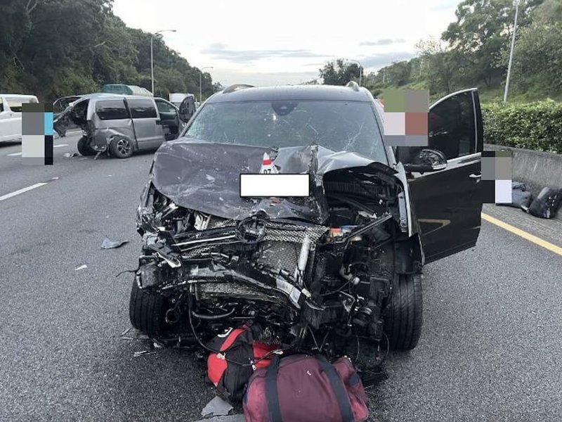 國道1號北上三義路段22日清晨發生自小客車追撞廂型車事故，兩車共3人受輕傷，但同車另一人員於事故發生後不明原因未停留於現場，將積極追查聯繫車主到案說明，相關肇事經過及肇因研判，仍待後續調查釐清。（警方提供）中央社記者管瑞平傳真  113年11月22日