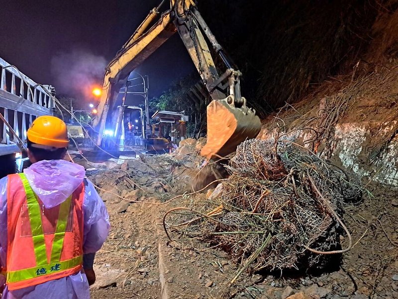 新北市汐止區康寧街885巷22日上午發生土石崩坍，區公所獲報後調派機具搶修，由於落石巨大，需先破壞後清運，也陸續增援大型怪手趕工搶修，至晚間7時許才大致告一段落，持續進行工程收尾作業。（汐止區公所提供）中央社記者黃旭昇新北市傳真  113年11月22日