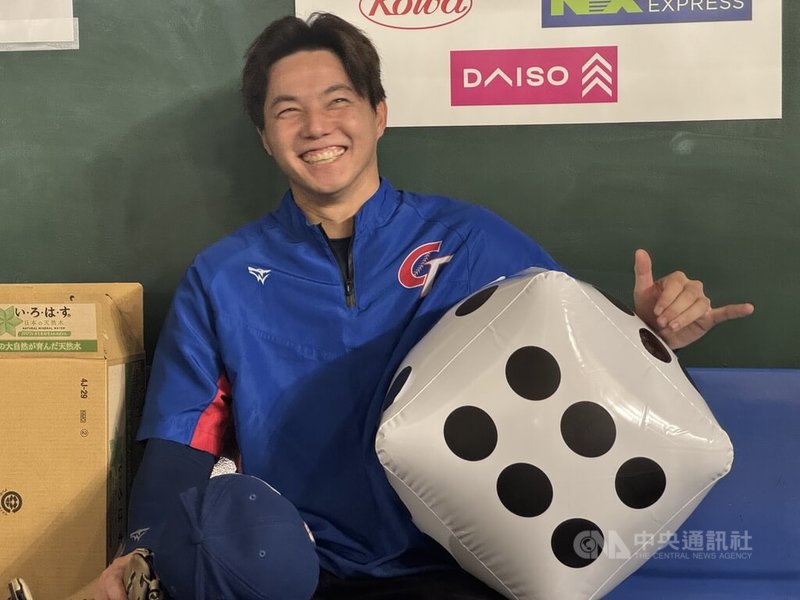 世界12強棒球賽台灣投手郭俊麟(圖)在預賽先發時「骰到6」,因此比6成為招牌手勢,來到東京後有球迷送骰子當禮物,原本只有2面是6,結果工作人員改成6面都是6,22日放在台灣隊休息室。中央社記者楊啟芳攝 113年11月22日