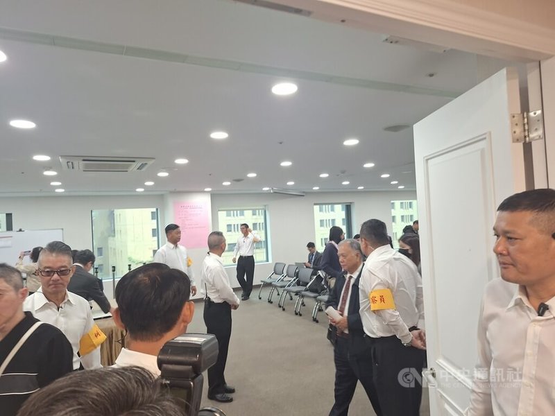 福懋油22日召開股東臨時會全面改選董事,最後由市場派吳家拿下經營權。福懋油副董事長吳星澄表示,與公司派許家互為大股東,未來希望雙方能善意溝通。中央社記者何秀玲攝 113年11月22日